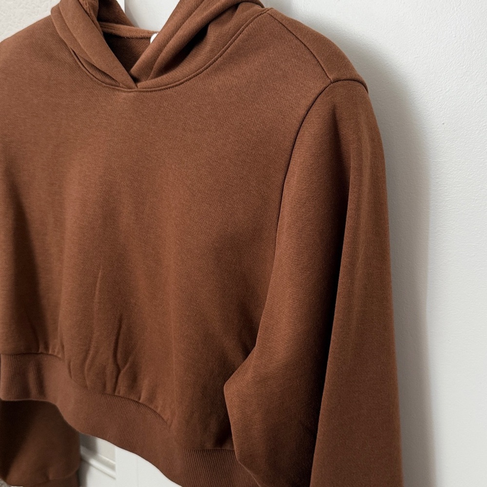 ALO | Cropped Headliner Shoulder Pad Hoodie - Picture 14 of 14
